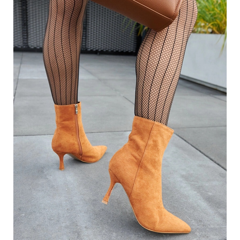 Botine maro cu toc jos de la Guimond 1