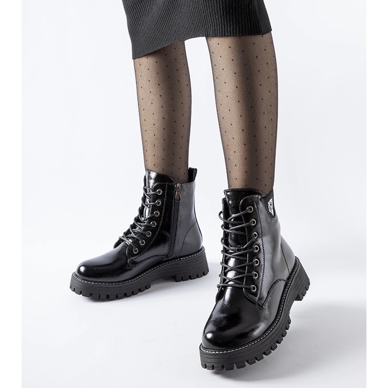 Muncitori Bungana negru, izolat, lăcuit 1