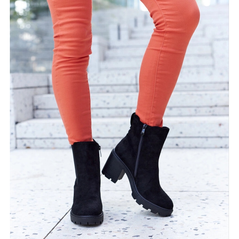 Botine negre izolate din piele de căprioară ecologică de la Caio negru 1