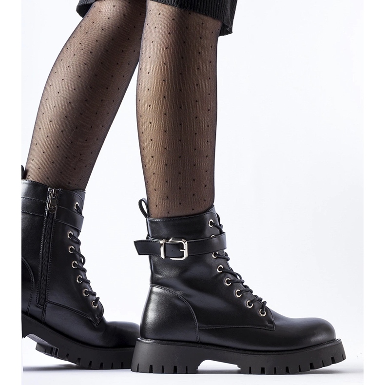 Botine izolate negre cu cataramă decorativă Fino negru 1