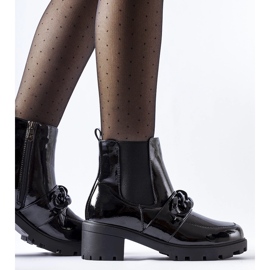 Botine izolate din piele lăcuită neagră cu cataramă negru 1