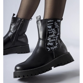 Botine izolate negre cu inscripții negru 1