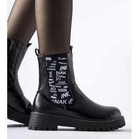 Botine izolate negre cu inscripții negru 2