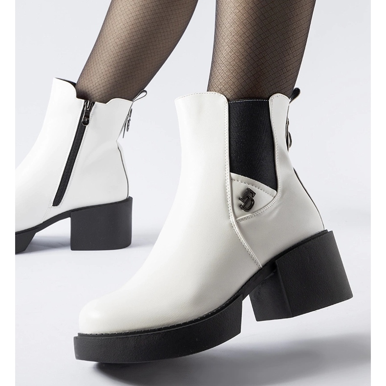 Cizme albe izolate cu un bloc masiv 1