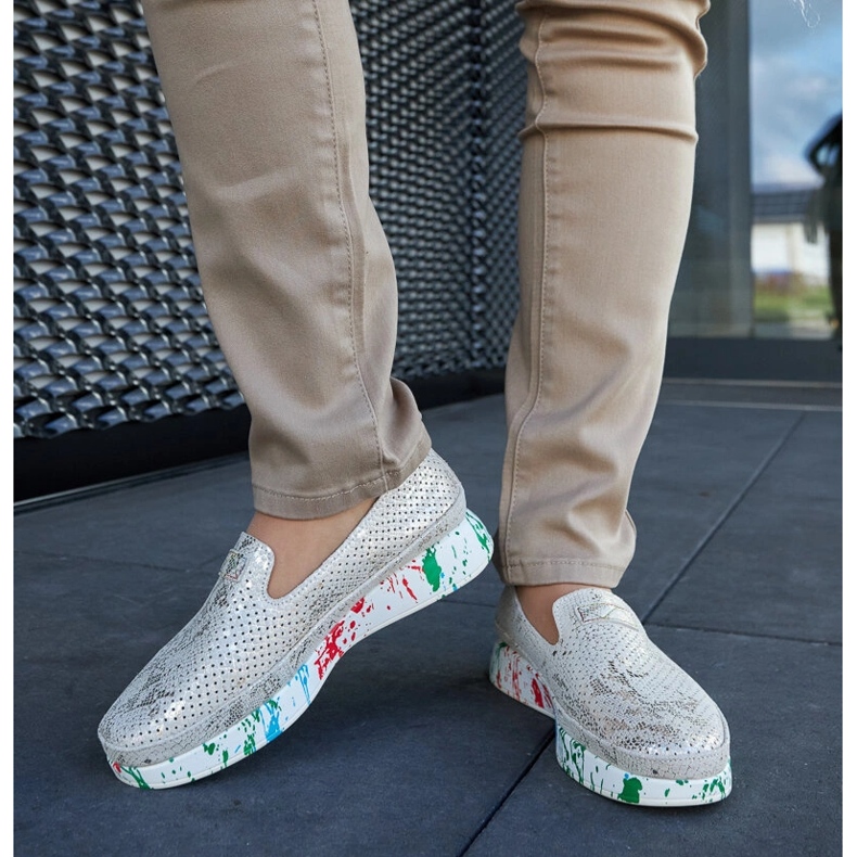 Pantofi bej cu pană colorată 1