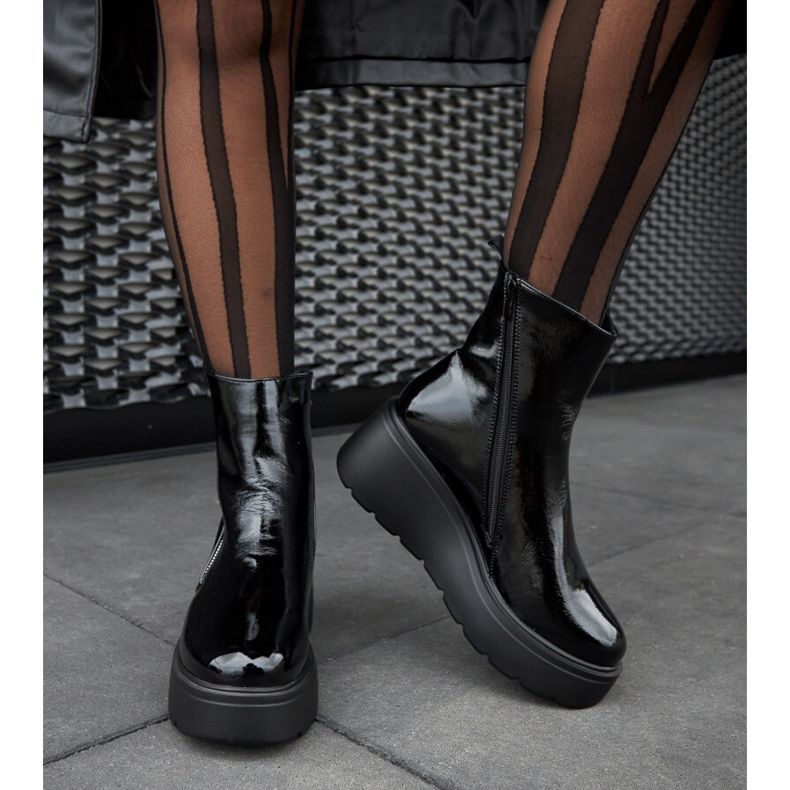 Cizme negre, izolate cu pană negru 1