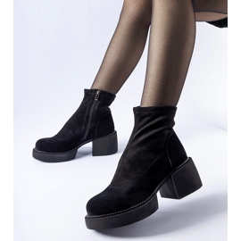 Botine negre izolate cu un bloc masiv negru 2