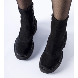 Botine negre izolate cu un bloc masiv negru 1