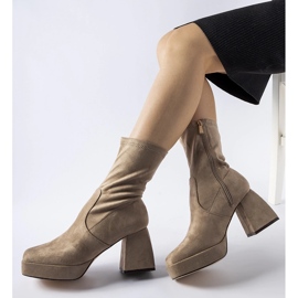 Botine maro pe post 1