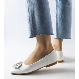 Balerini albi cu o broșă Miren 1