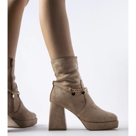 Botine izolate bej cu pandantiv Saviore 1