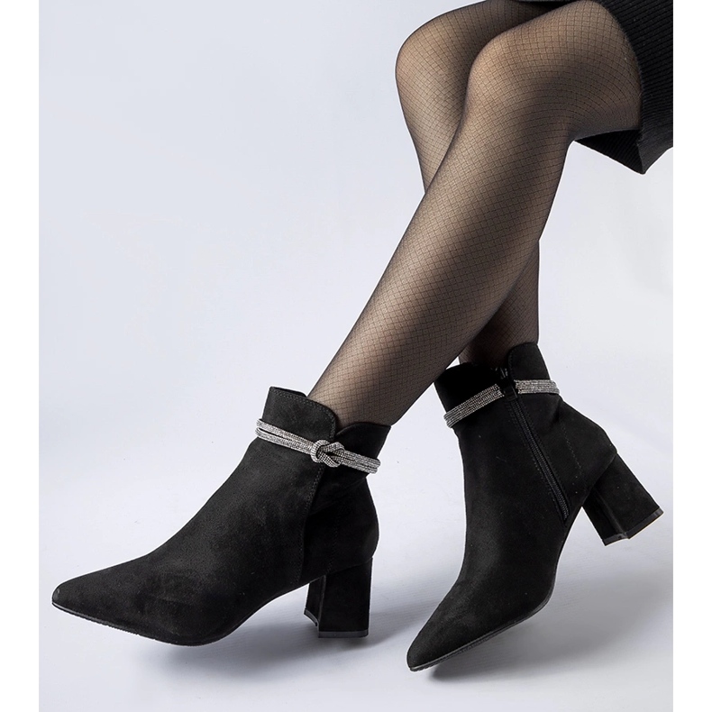 Botine izolate Alba negre negru 1