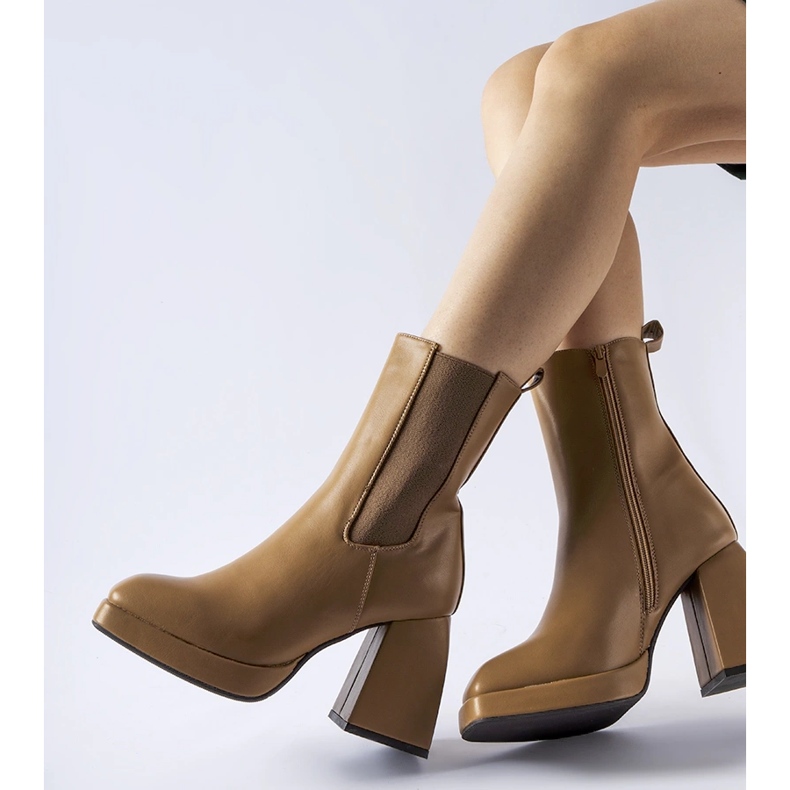 Botine maro, izolate, de la Adamo 1