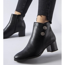 Cizme negre izolate cu toc jos de la Guido negru 1 Cizme negre izolate cu toc jos de la Guido negru 1