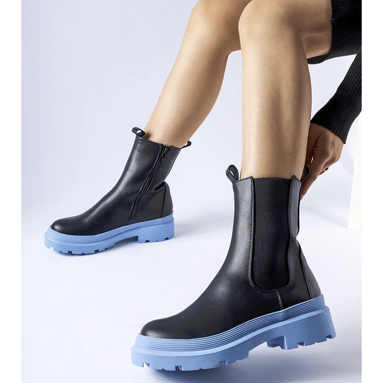 Pantofii negri ai Georgettei cu talpa albastra negru 1