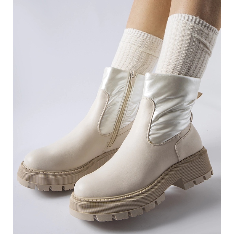 Botine bej cu partea superioară decorativă de la Garrett 1