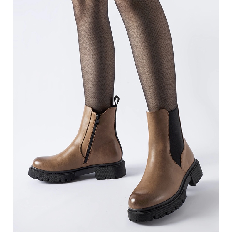 Botine Piedalue maro izolate 1