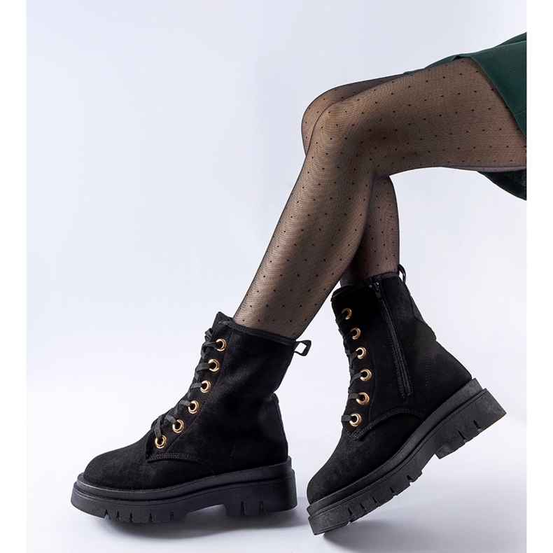 Muncitori Montella izolați în negru 1