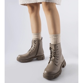 Muncitori din Cunningham izolați cu gri și maro 1