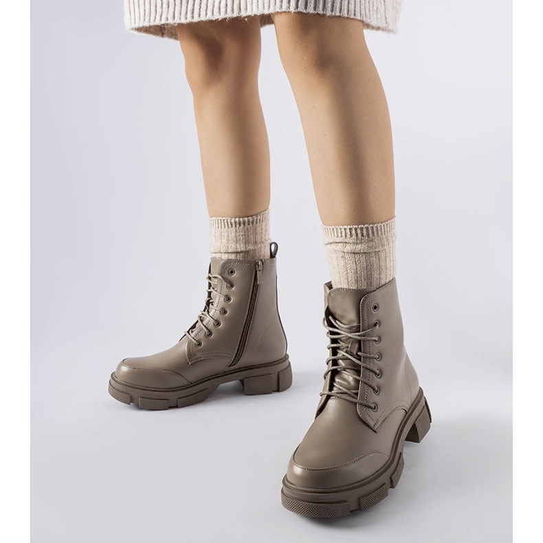 Muncitori din Cunningham izolați cu gri și maro 1