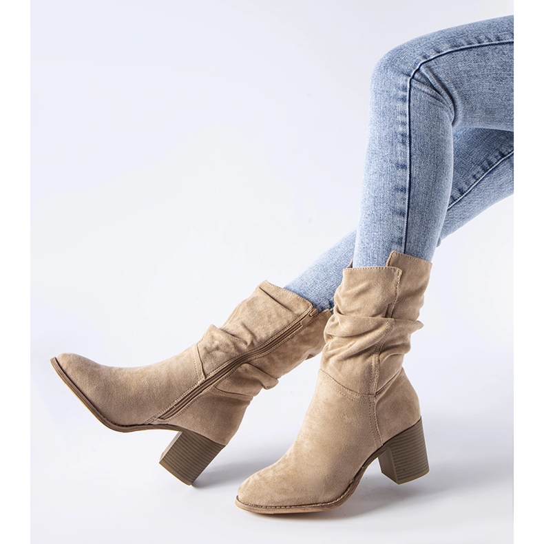 Cizme de cowboy izolate bej de la Filomena 2