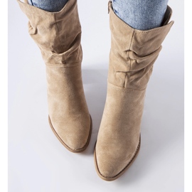 Cizme de cowboy izolate bej de la Filomena 1