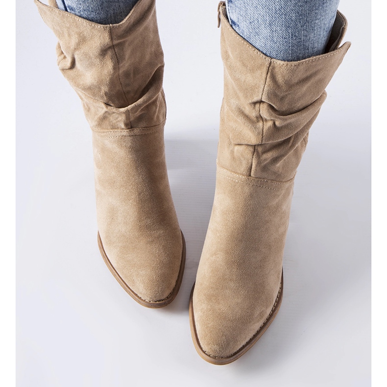 Cizme de cowboy izolate bej de la Filomena 1