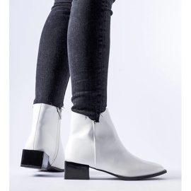 Cizme albe izolate cu toc patrat Boris 1 Cizme albe izolate cu toc patrat Boris 1
