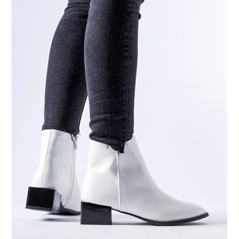 Cizme albe izolate cu toc patrat Boris 1 Cizme albe izolate cu toc patrat Boris 1