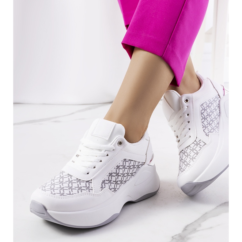 Adidasii albi ai lui Milan 1