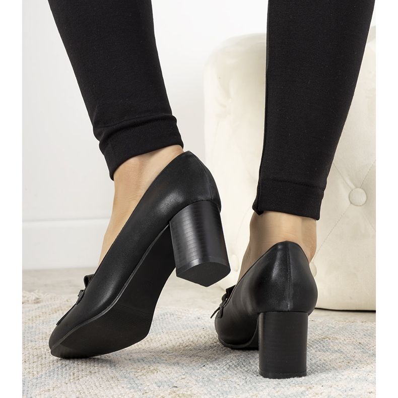 Pompe negre pe un stâlp din piele ecologică a lui Alice negru 1