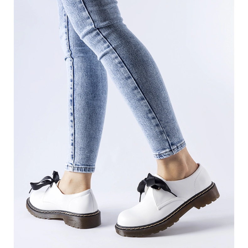 Pantofi albi cu fundita decorativa de la Rodriguez 1