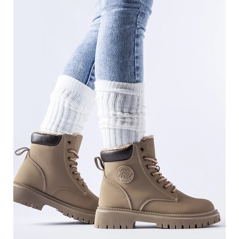 Cizme Medole maro izolate 1