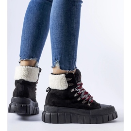 Tenisi negri izolați pe platforma Ottiol negru 1 Tenisi negri izolați pe platforma Ottiol negru 1