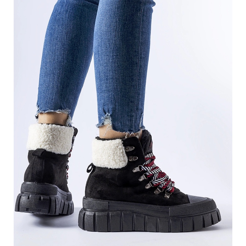 Tenisi negri izolați pe platforma Ottiol negru 1 Tenisi negri izolați pe platforma Ottiol negru 1