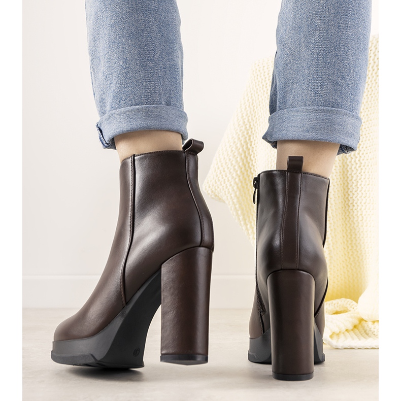 Cizme de damă maro clasice la postarea Feria 1 Cizme de damă maro clasice la postarea Feria 1