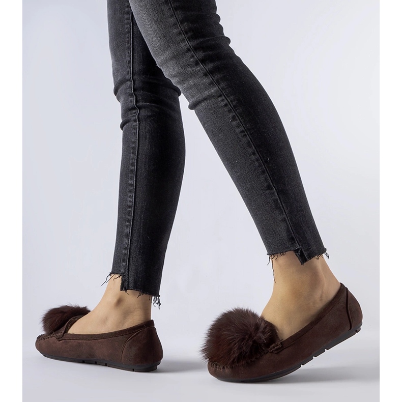 Papuci izolați maro cu pompon Marchetti 1