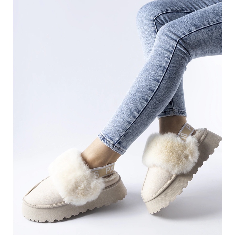 Papuci izolați bej deschis cu bandă elastică de la Sangro 1