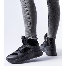 Adidași Malles înalți izolați de culoare neagră negru 1