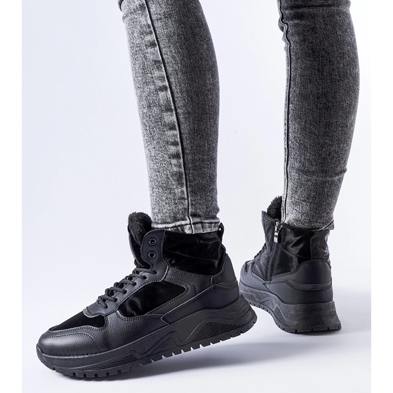 Adidași Malles înalți izolați de culoare neagră negru 1