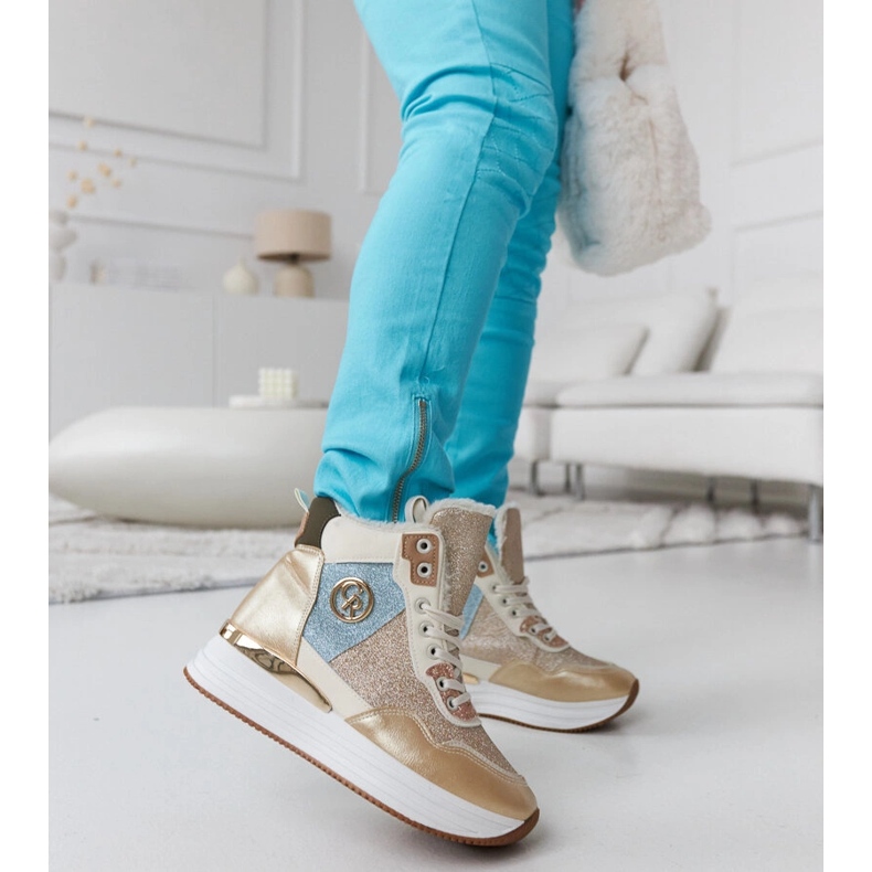 Adidasi Deleon aurii izolați cu sclipici de aur 2