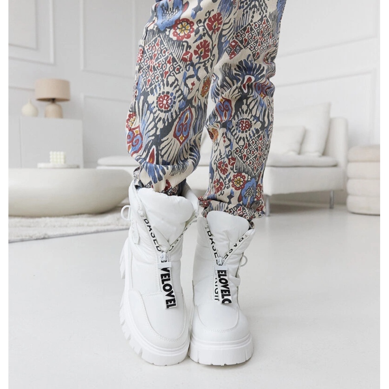 Cizme de zăpadă izolate albe cu inscripții Eulalia 2