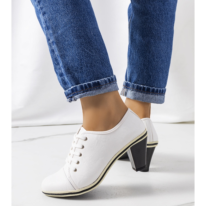 BM Pantofi albi pe postul Filra 2