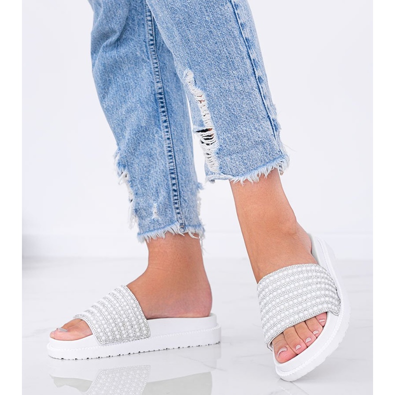 Papucii albi bogat decorați de Trisha 1