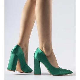 Pompe cu toc din satin verde de la Gonzalez 1