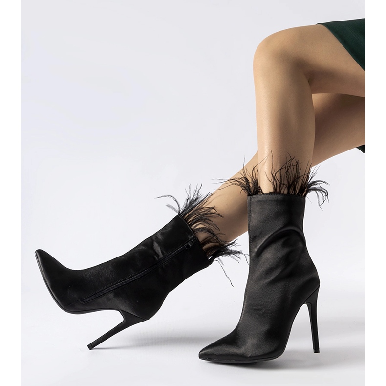 Botine negre decorate cu pene Selvena negru 1 Botine negre decorate cu pene Selvena negru 1