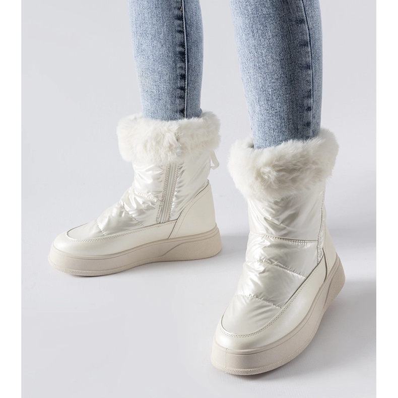Cizme de zăpadă izolate albe cu blană de la Oliver 1