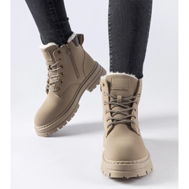 Cizme de muncitori izolate bej de la Stevens 1 Cizme de muncitori izolate bej de la Stevens 1