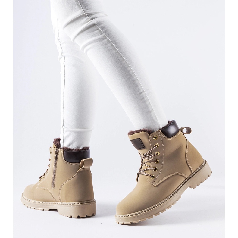 Muncitori clasici Leonardo izolați în bej 1