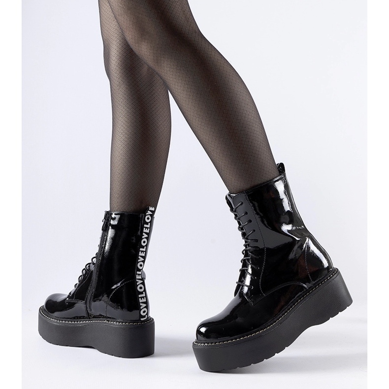 Lucrători de patente de culoare pe platforma Leos negru 1